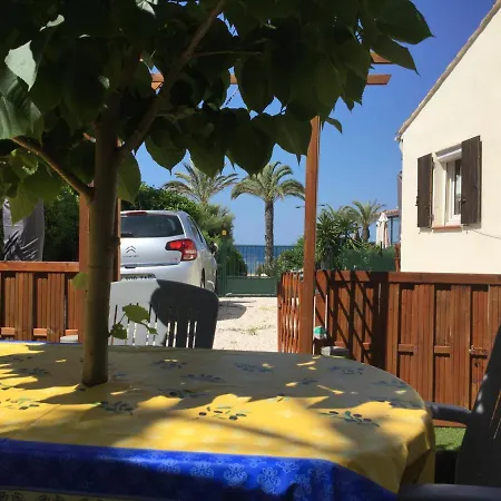 Sanarybeach アパート *